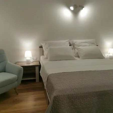 Kneze アパート Kneza