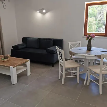 Kneze アパート Kneza